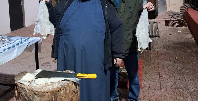 Εύβοια: Το έθιμο με το μπακαλιάρο και η προετοιμασία από τον ιερέα του χωριού