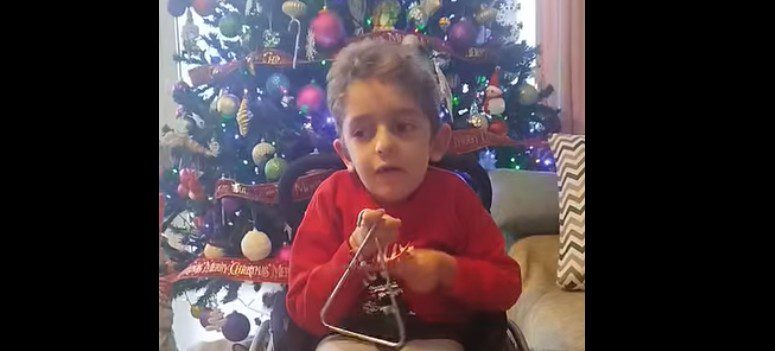 Εύβοια: Ο Παναγιώτης Ραφαήλ λέει τα κάλαντα και στέλνει ευχές για τα Χριστούγεννα