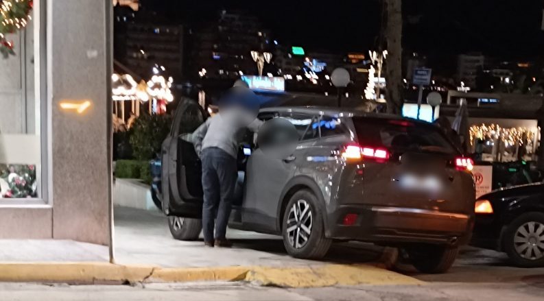 Αδιανόητο περιστατικό στην Εύβοια: Έκλεισε ράμπα για να πάρει καφέ