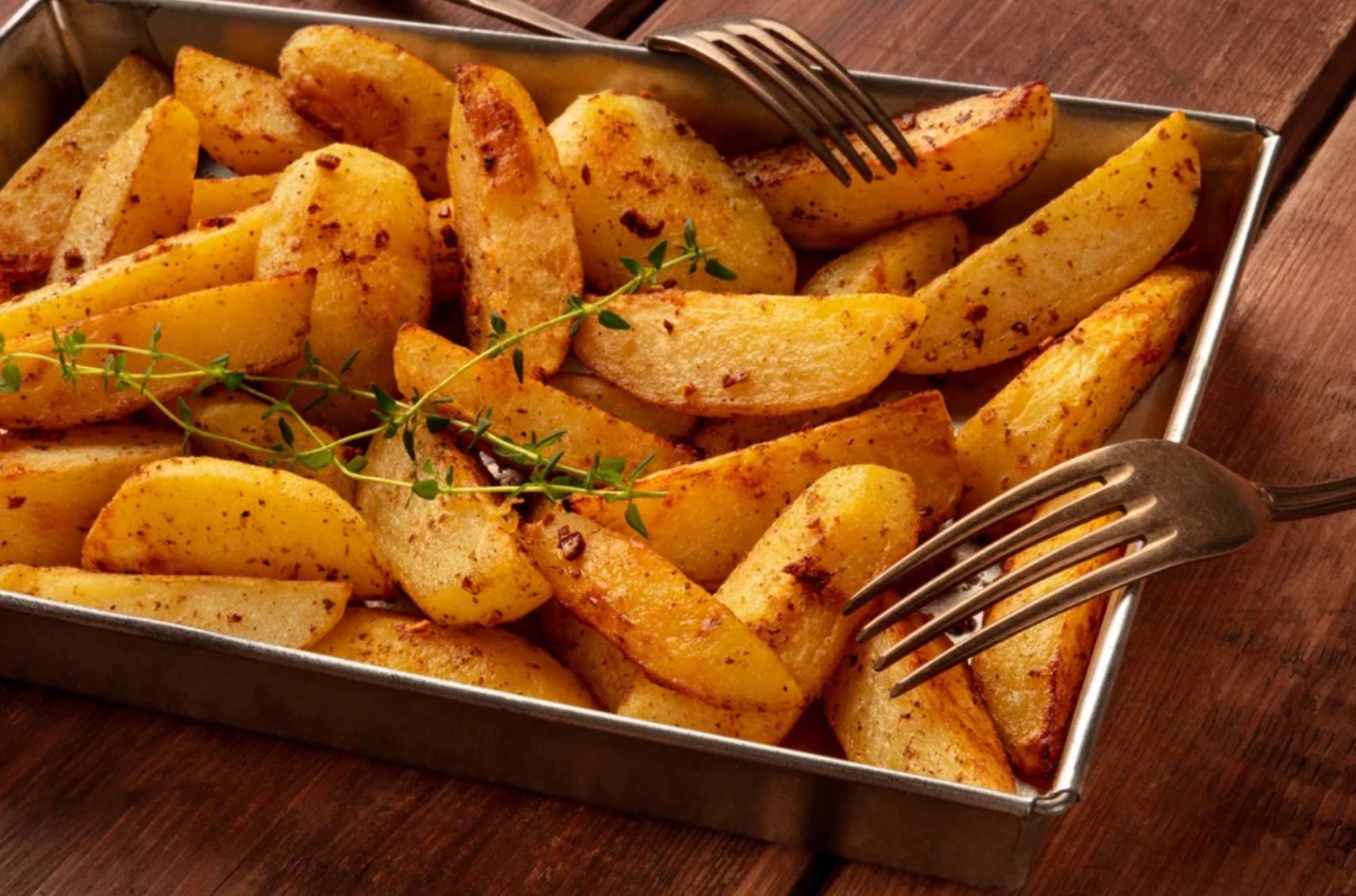 Το κόλπο για να φτιάξετε τις πιο τέλειες και τραγανές πατάτες στον φούρνο