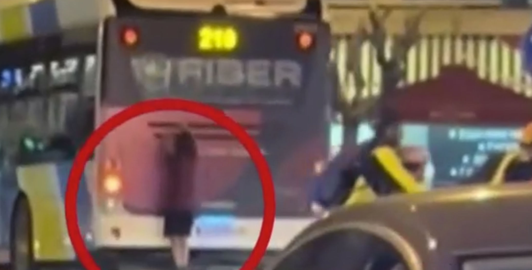 Βίντεο-σοκ: Νεαρός με πατίνι κρέμεται από το πίσω μέρος λεωφορείου στην Καλλιθέα