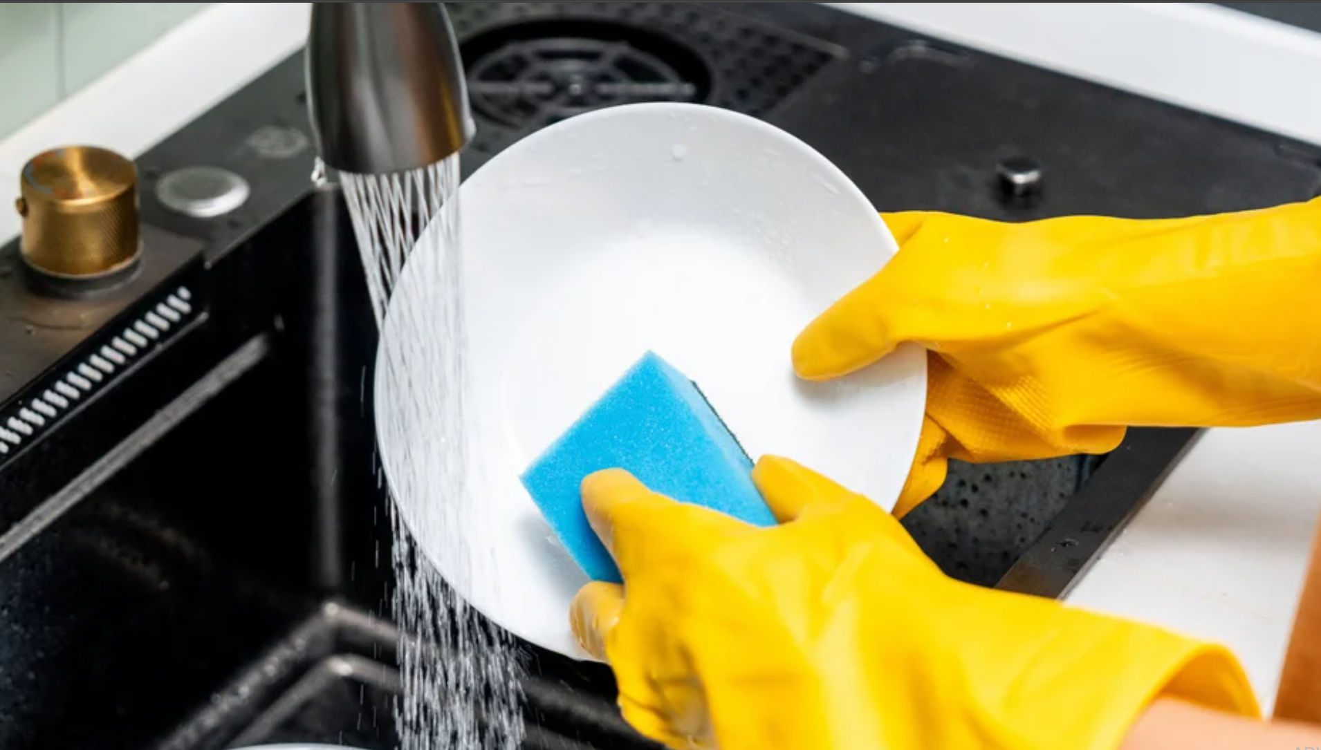 Τα καθαρά πιάτα σας μυρίζουν αβγό; Οι λύσεις για να εξαλείψετε τις δυσάρεστες οσμές