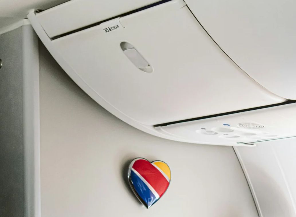 Ο λόγος που οι μικρές τσάντες δεν πρέπει να μπαίνουν στα ντουλάπια των αεροπλάνων