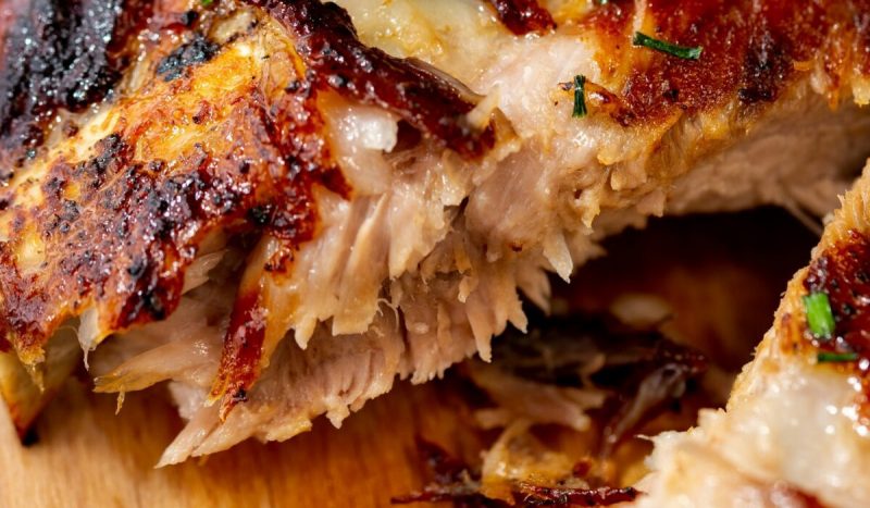 Χοιρινό ρολό γεμιστό με ξερά φρούτα: Η κλασική συνταγή για το γιορτινό τραπέζι