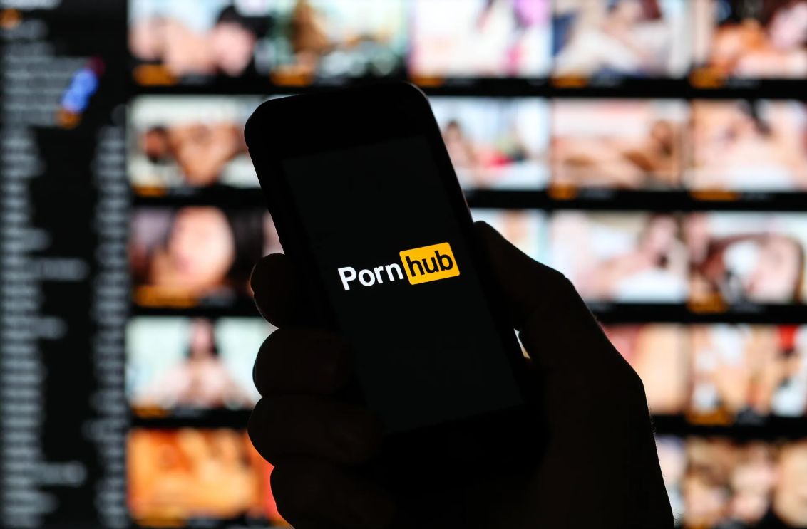 Pornhub: Τι αναζήτησαν οι Έλληνες το 2025 – Οι πιο δημοφιλείς κατηγορίες ανά χώρα