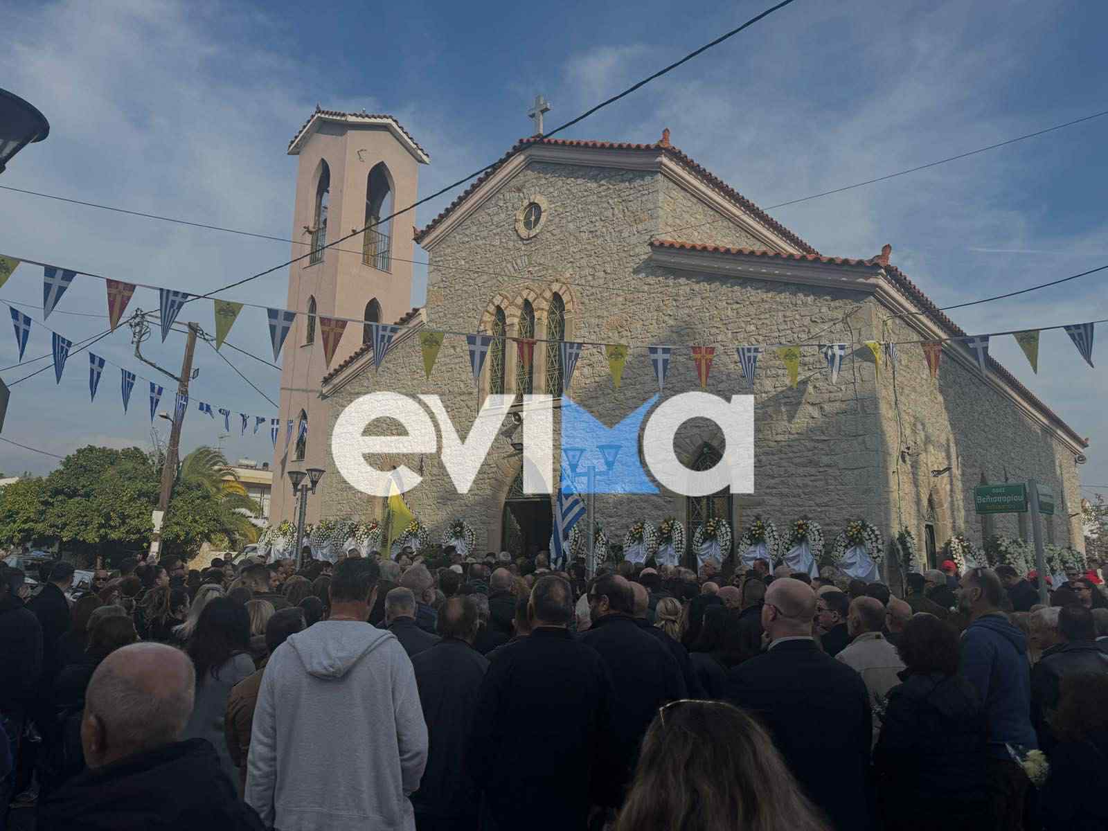 Εύβοια: Ράγισαν καρδιές στην κηδεία του δημάρχου – Εικόνες