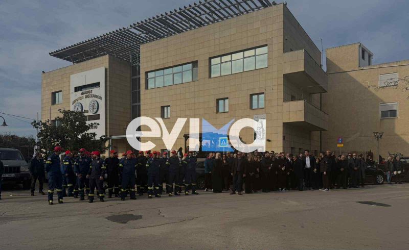 Eύβοια: Σε λίγη ώρα η κηδεία του Γιώργου Ψαθά – Η σορός συνοδεύεται από τη Φιλαρμονική, στα Ψαχνά