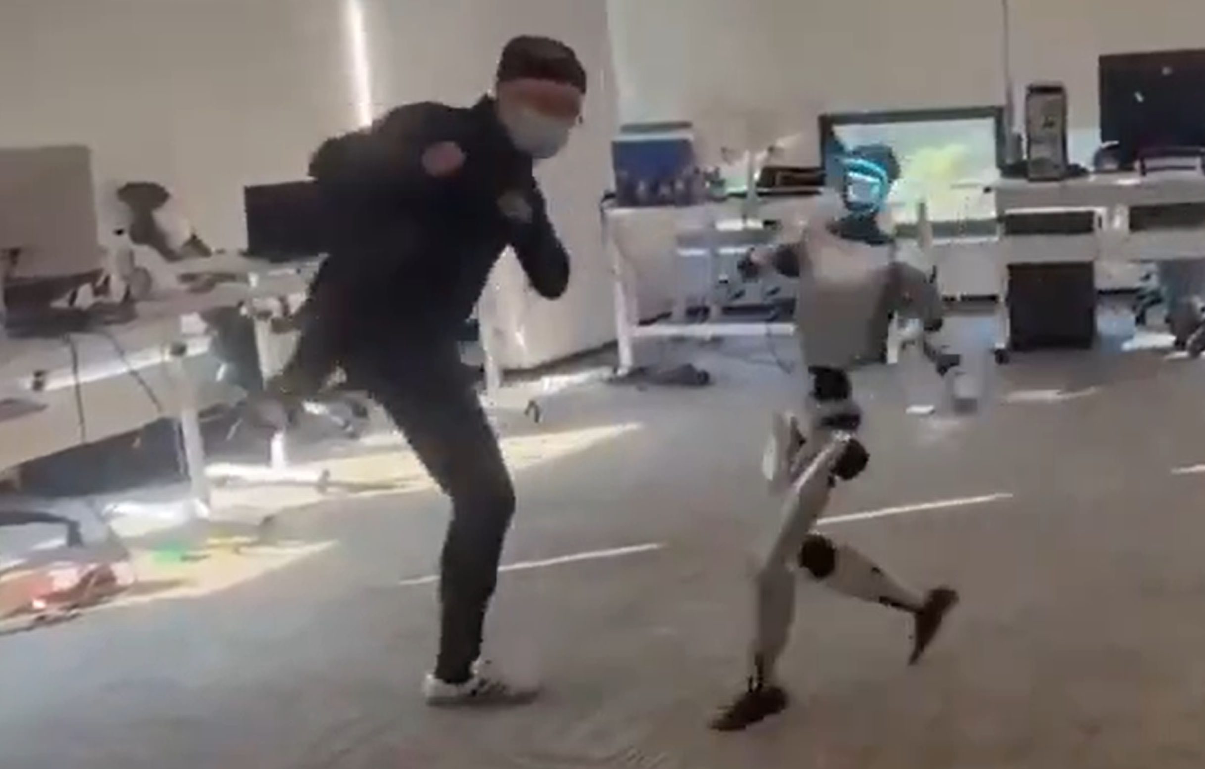 Viral Βίντεο: Ρομπότ κλώτσησε άνδρα στα γεννητικά του όργανα