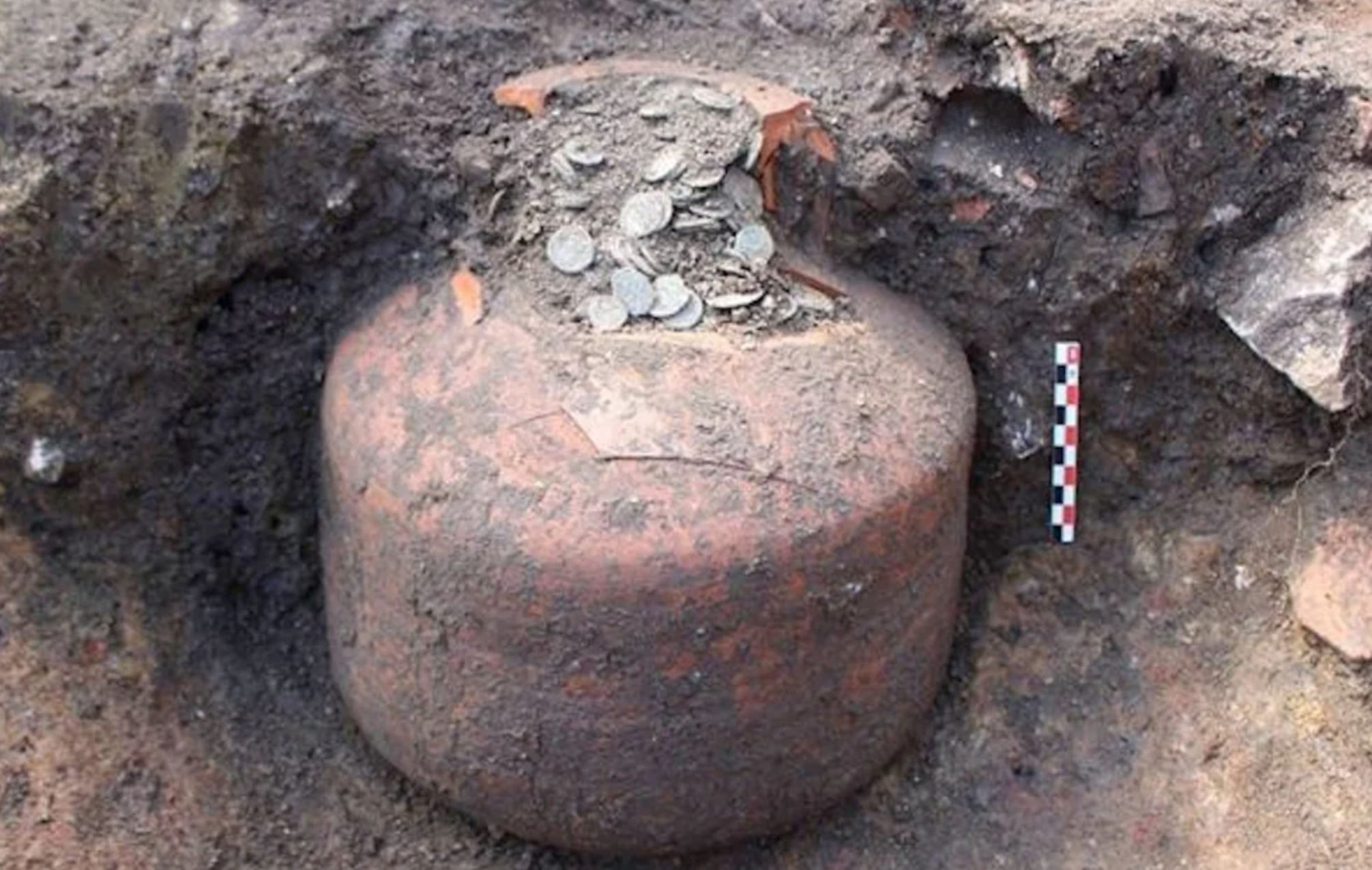 Αρχαιολόγοι ανακάλυψαν «βάζο» με δεκάδες χιλιάδες ρωμαϊκά νομίσματα 1.800 ετών