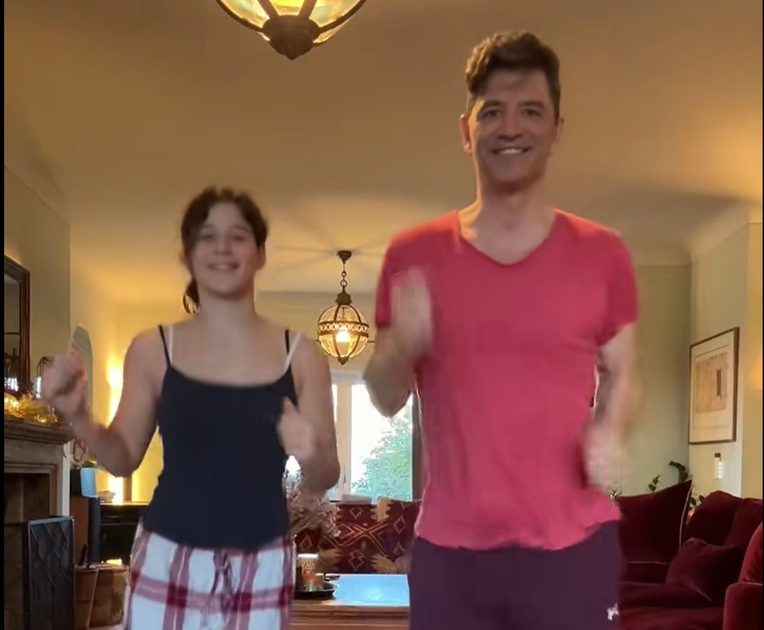 Σάκης Ρουβάς: Viral ο χορός με την κόρη του Αριάδνη που είναι «ίδια» ο τραγουδιστής