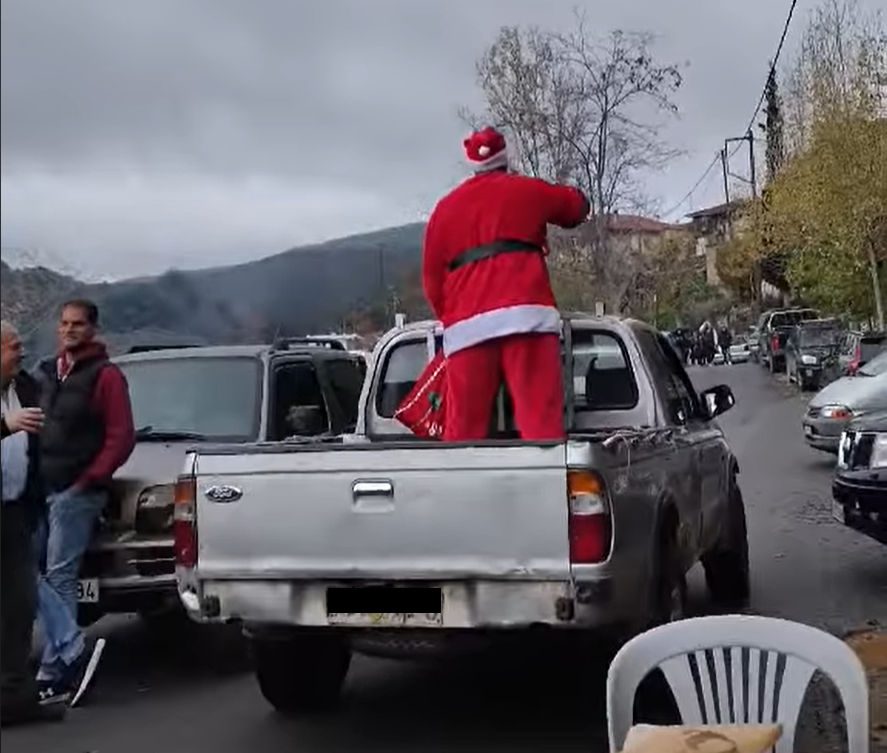 Άγιος Βασίλης εμφανίστηκε με αγροτικό σε χωριό της Εύβοιας – Βίντεο