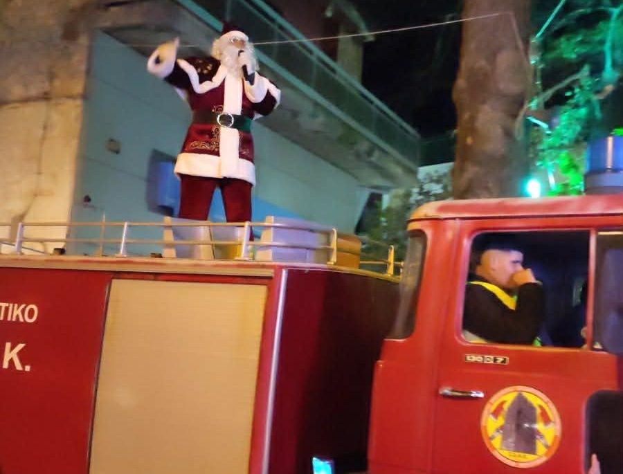 Με Πυροσβεστικό όχημα έφτασε ο Αγιος Βασίλης στα Πολιτικά Ευβοίας (pics&vid)
