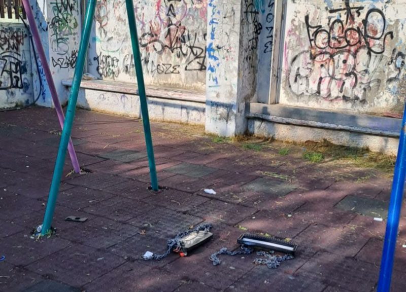 Δεν σταματούν να λεηλατούν- Ακόμη μια παιδική χαρά βανδαλίστηκε στην Εύβοια