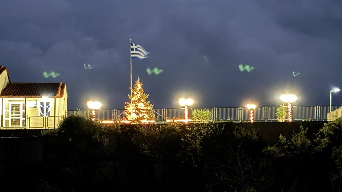 Χριστούγεννα στην Εύβοια: Άλλο ένα χωριό στολίστηκε εντυπωσιακά για τις γιορτές