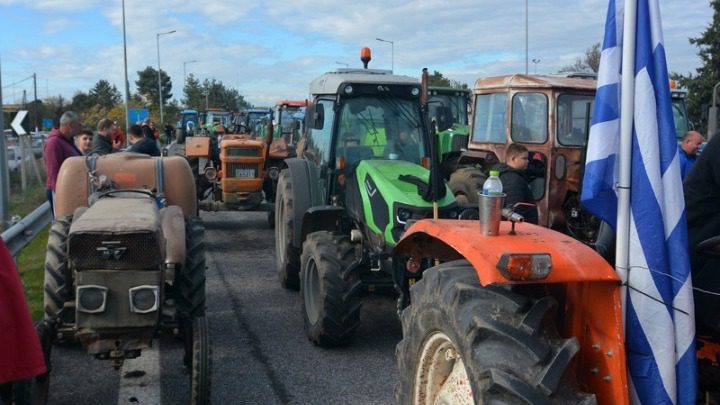 Κλιμακώνονται οι κινητοποιήσεις των αγροτών- Οι κλειστοί δρόμοι