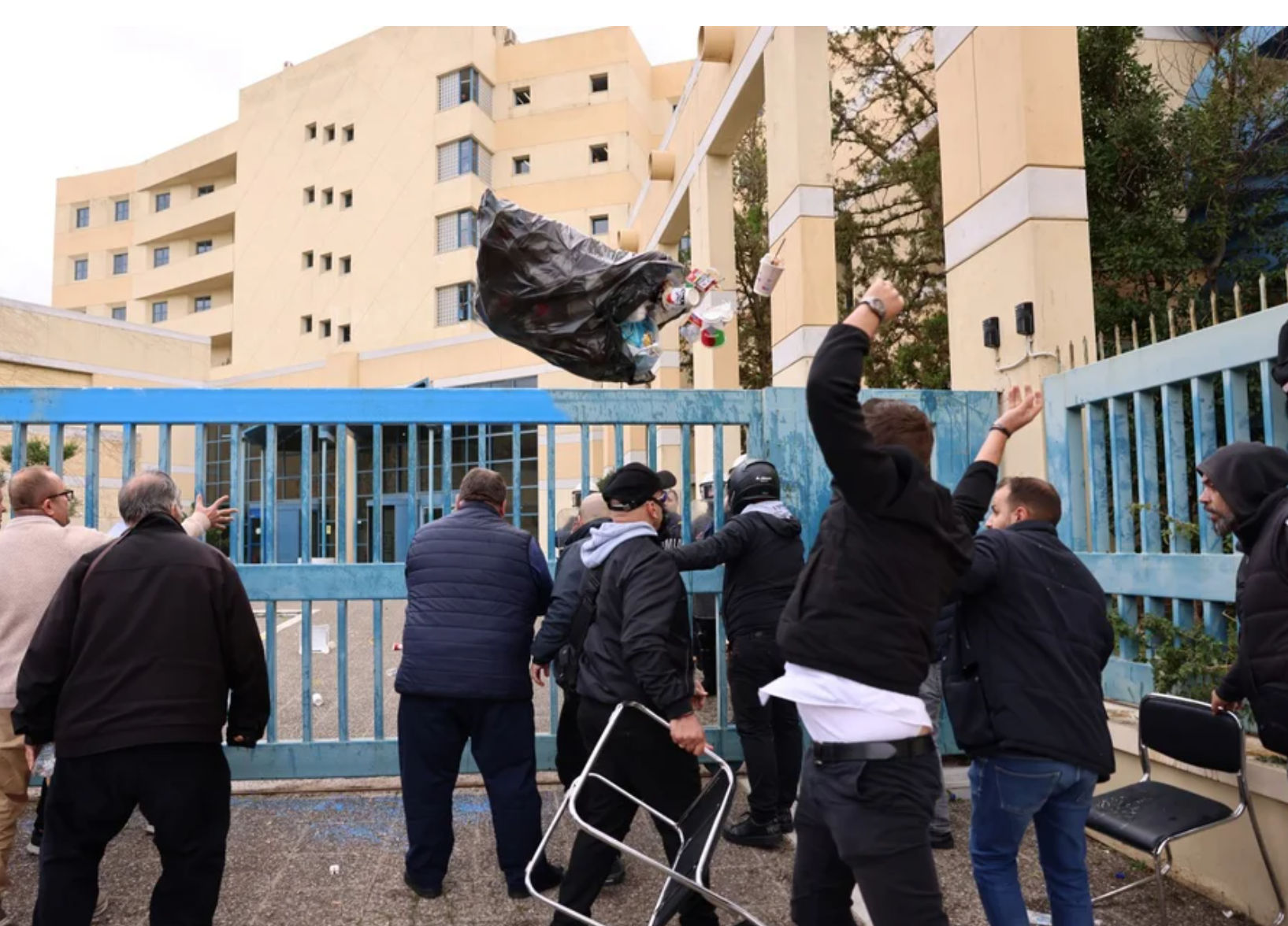 Ένταση ανάμεσα σε οδηγούς ταξί και ΜΑΤ στο υπουργείο Μεταφορών