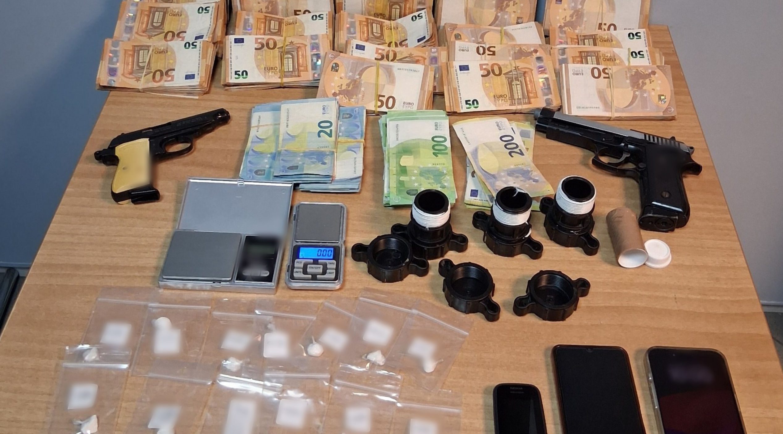 Εύβοια: Ζευγάρι πιάστηκε με κοκαΐνη και 106.600€ – Κατασχέθηκαν όπλα