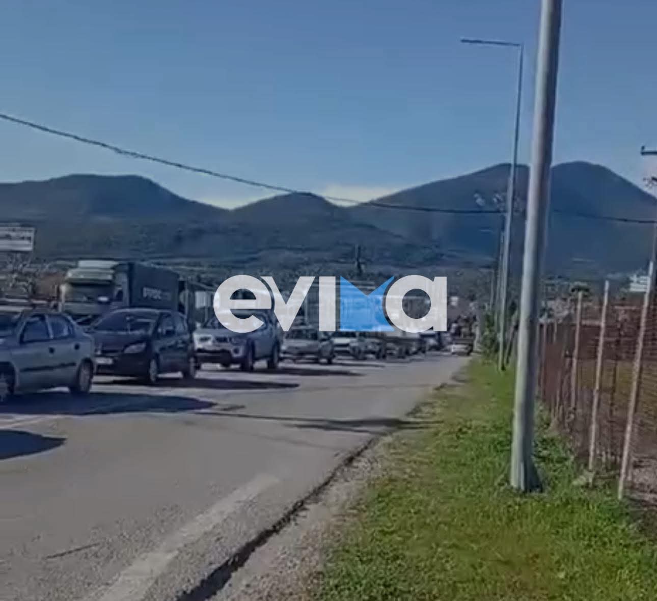 «Παρέλυσε» η Χαλκίδα: Μπλόκο αγροτών, αστυνομία στη Ριτσώνα και οδηγοί σε απόγνωση (vid)