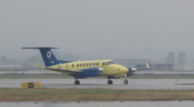 Προσγειώθηκε στη Θεσσαλονίκη το αεροσκάφος του ΕΚΑΒ με τους δύο τραυματίες οπαδούς του ΠΑΟΚ