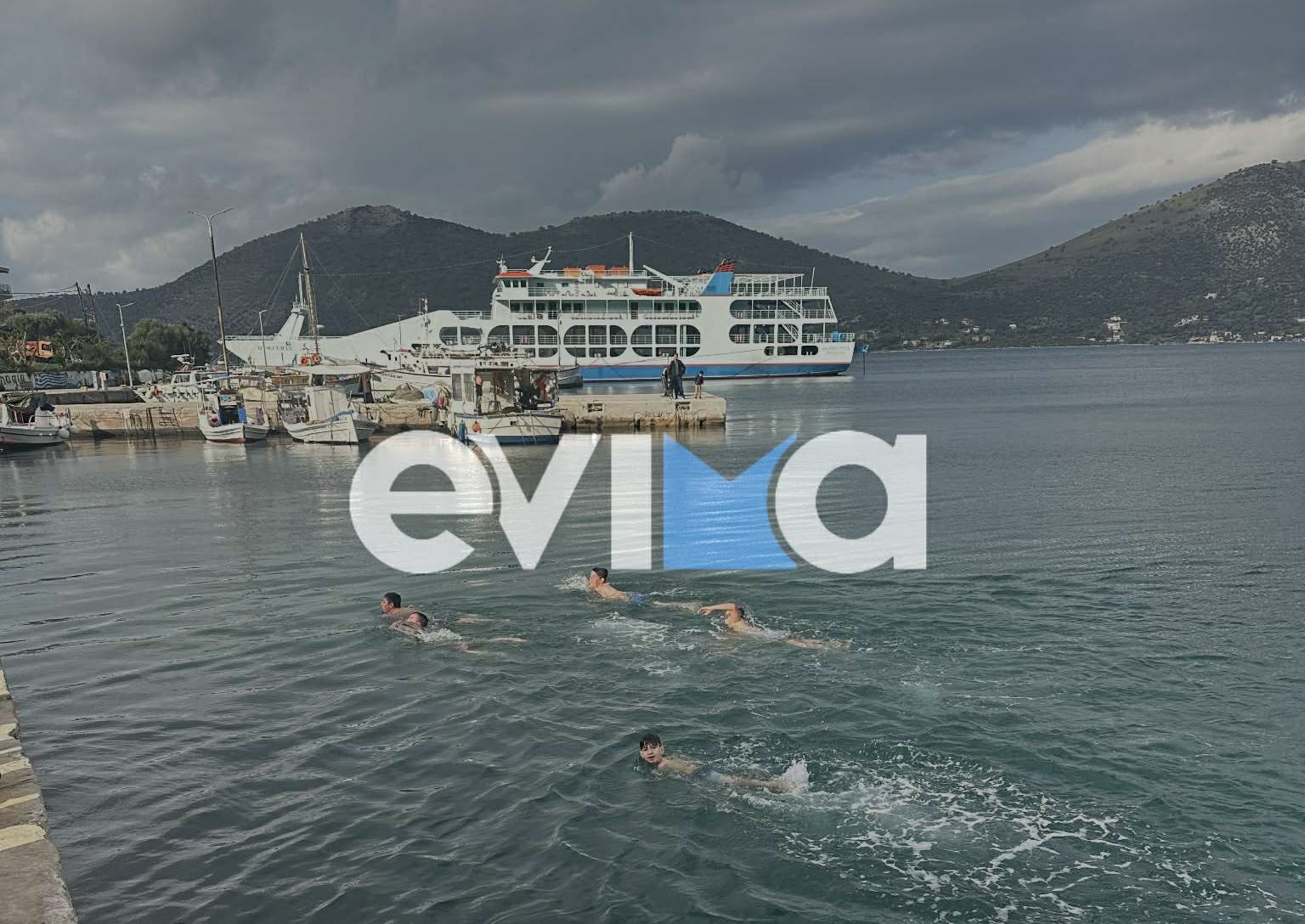 Θεοφάνεια στην Εύβοια: 15χρονος έπιασε το Σταυρό στον Αλμυροπόταμο (pics&vid)