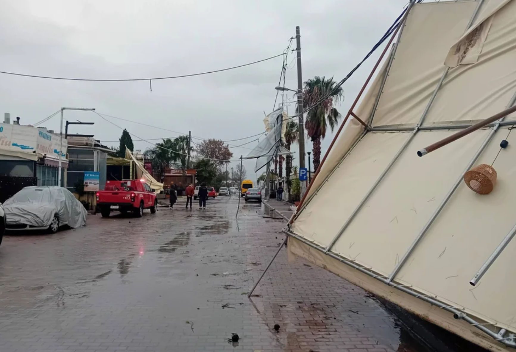 Συγκλονιστικό: Ανεμοστρόβιλος ξήλωσε τέντες από παραλιακό κατάστημα