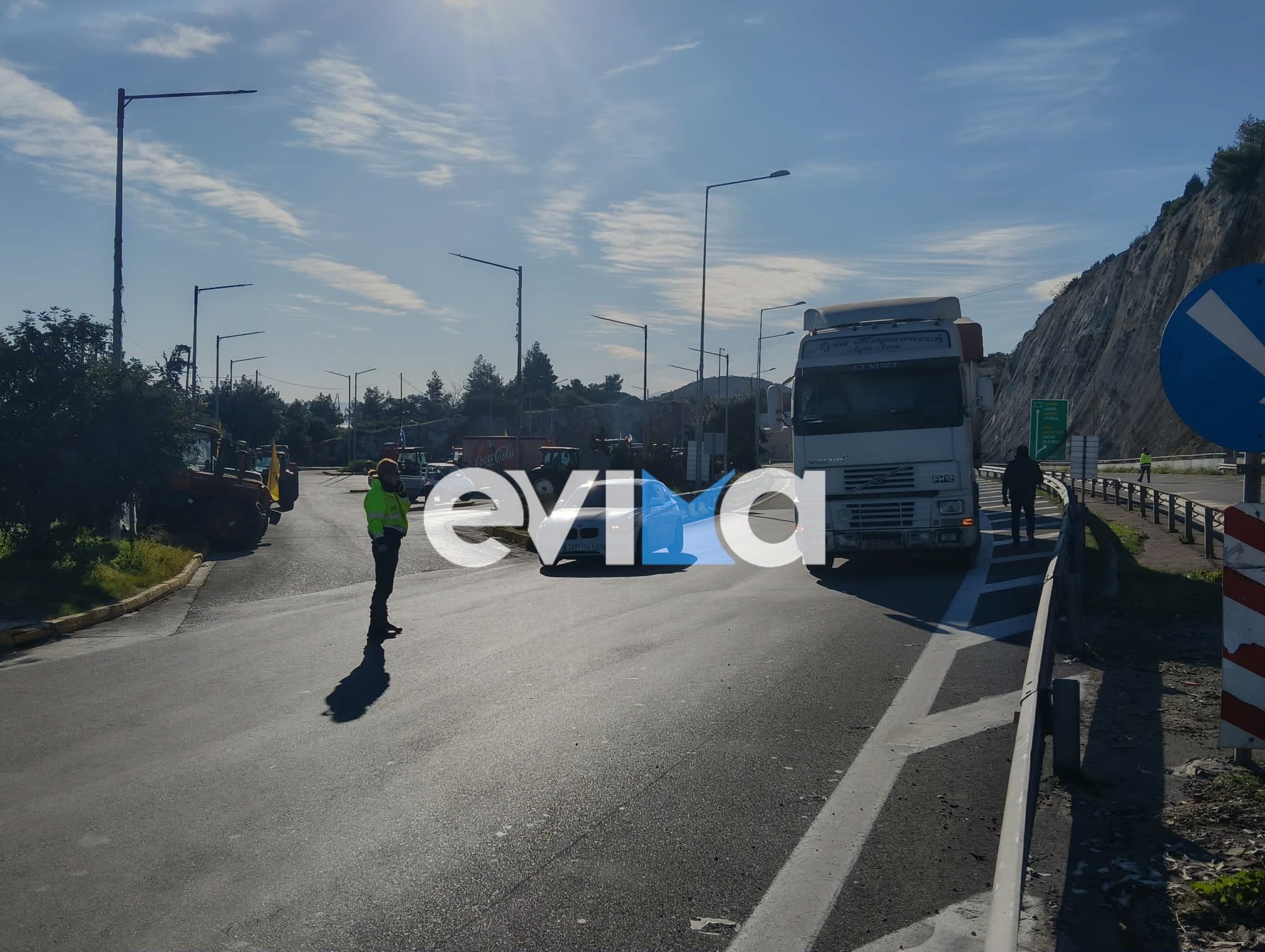 Χαλκίδα: Οι αγρότες άνοιξαν την Υψηλή Γέφυρα, μένουν στην άκρη με τα τρακτέρ