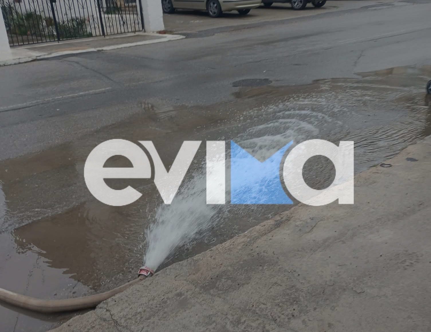 Κακοκαιρία στην Εύβοια: Πλημμύρισαν σπίτια στην Ερέτρια – Στο σημείο εθελοντές για βοήθεια