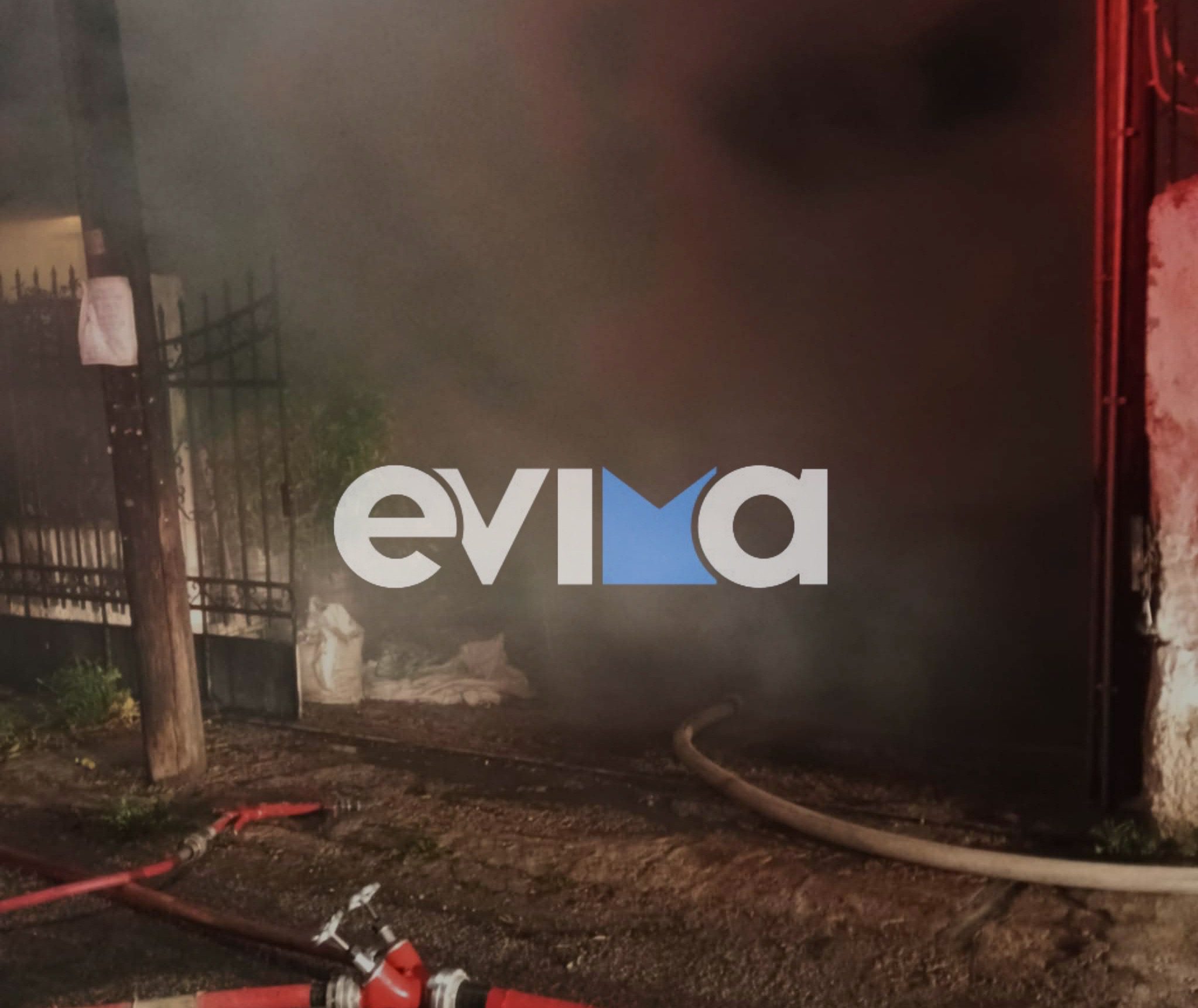 Μεγάλη φωτιά στην Εύβοια: Κάηκε κηροπλαστείο, ζημιές σε σπίτι και καπνοί σε διπλανά σπίτια- Νέες εικόνες και βίντεο