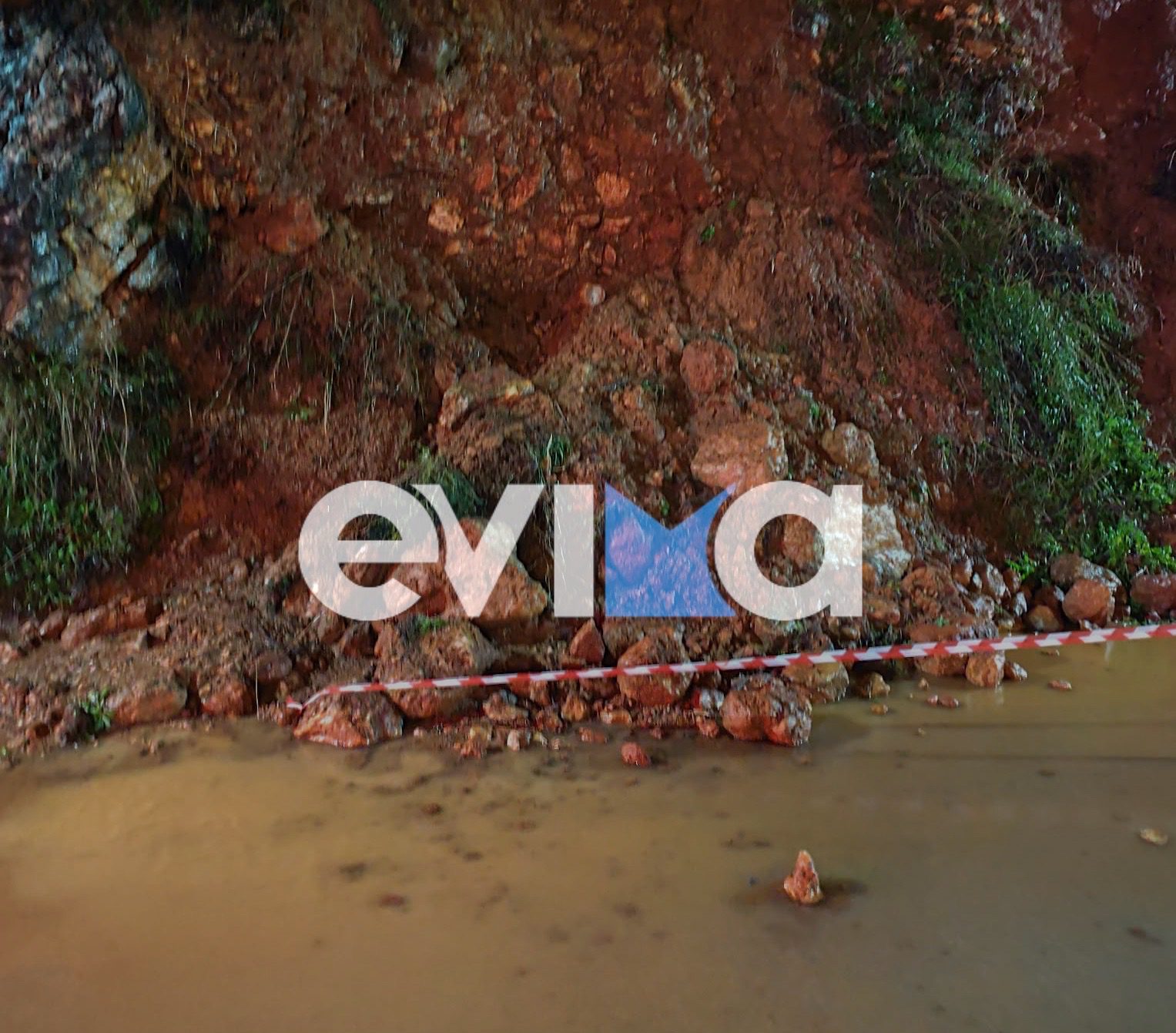 Κακοκαιρία στην Εύβοια: Έπεσαν βράχια και πέτρες σε περιφερειακό δρόμο (pics&vid)