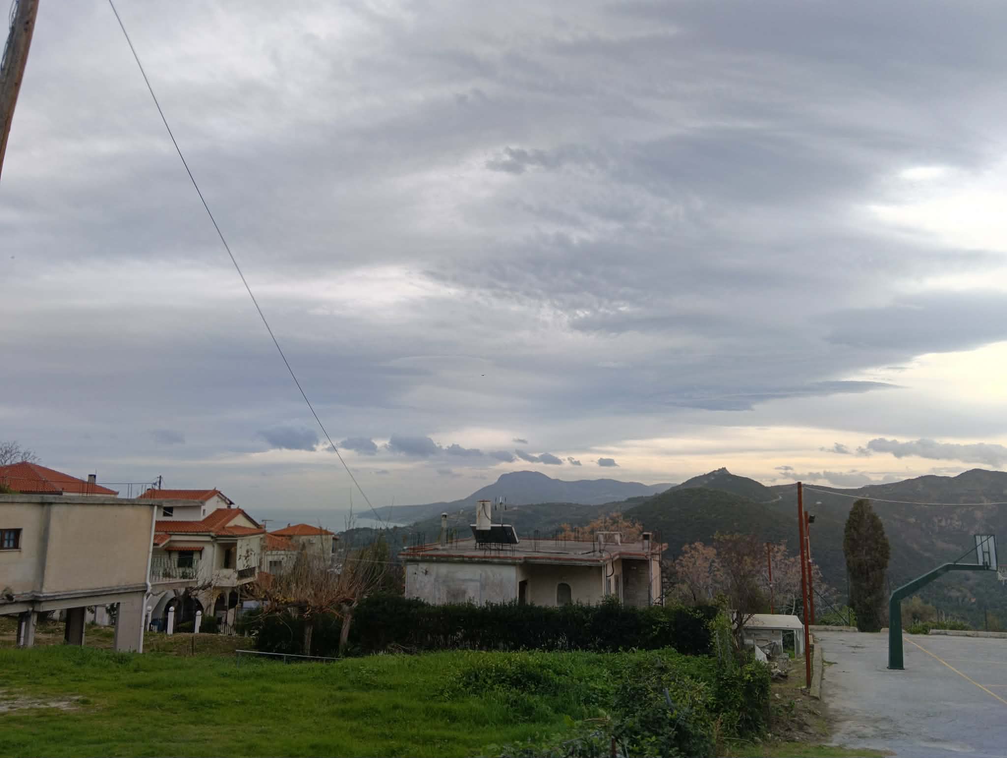 Καιρός: Συννεφιά, τοπικές βροχές και νοτιάδες σήμερα στην Εύβοια