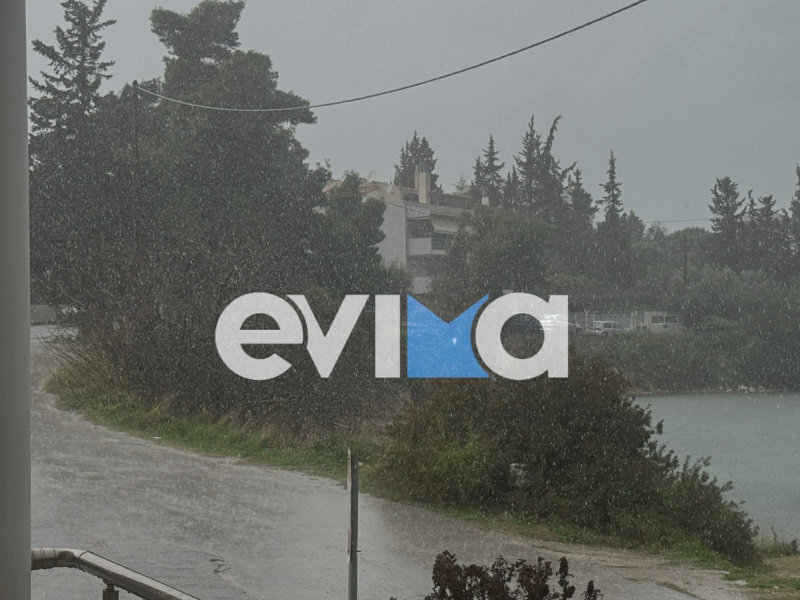 Ισχυρή καταιγίδα τώρα στην Εύβοια: Οι δρόμοι μετατράπηκαν σε ποτάμια – Βίντεο