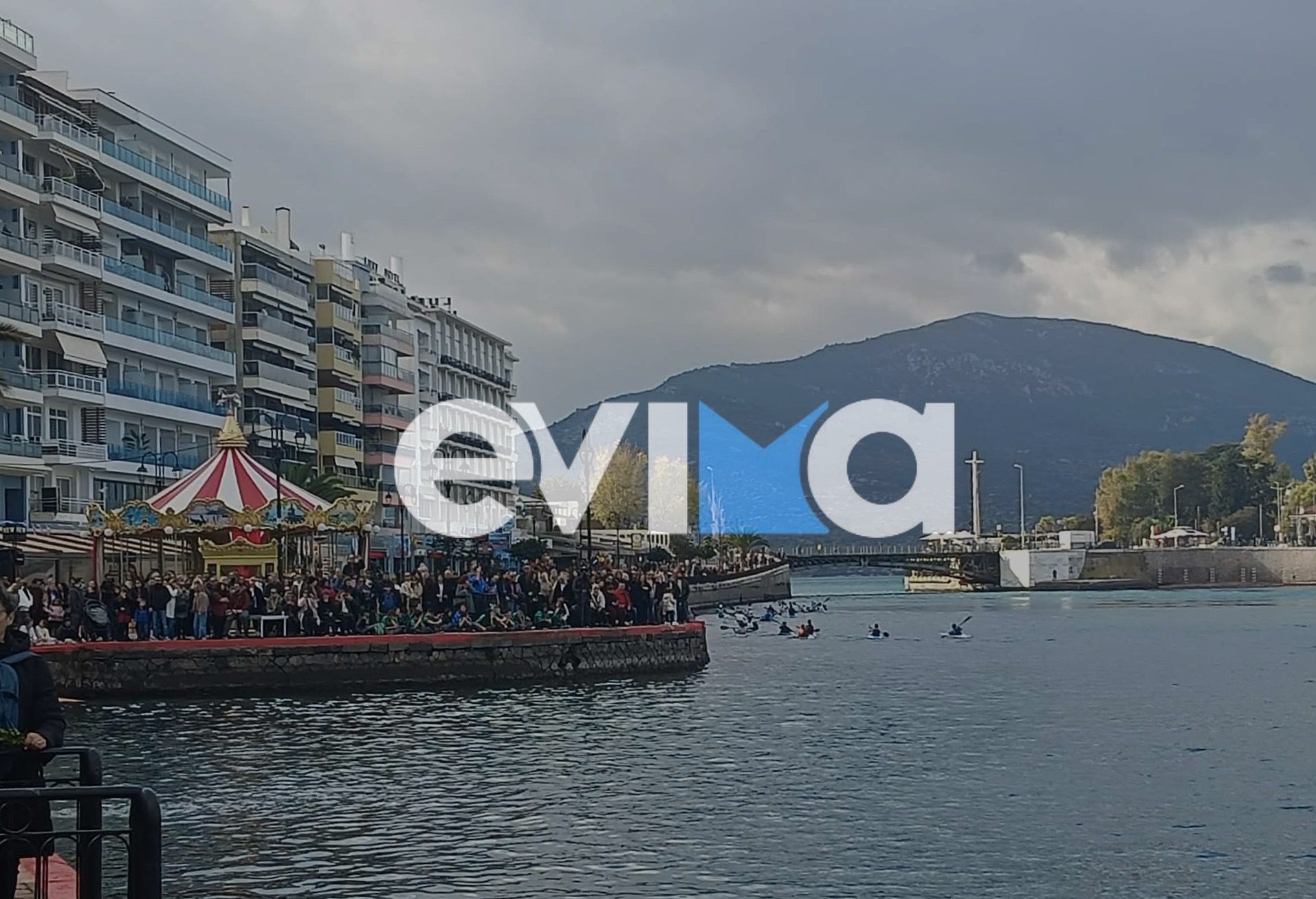 Θεοφάνεια στη Χαλκίδα: Φοιτητής έπιασε το Σταυρό – Πλημμύρισε από κόσμο η παραλία! (pics&vid)