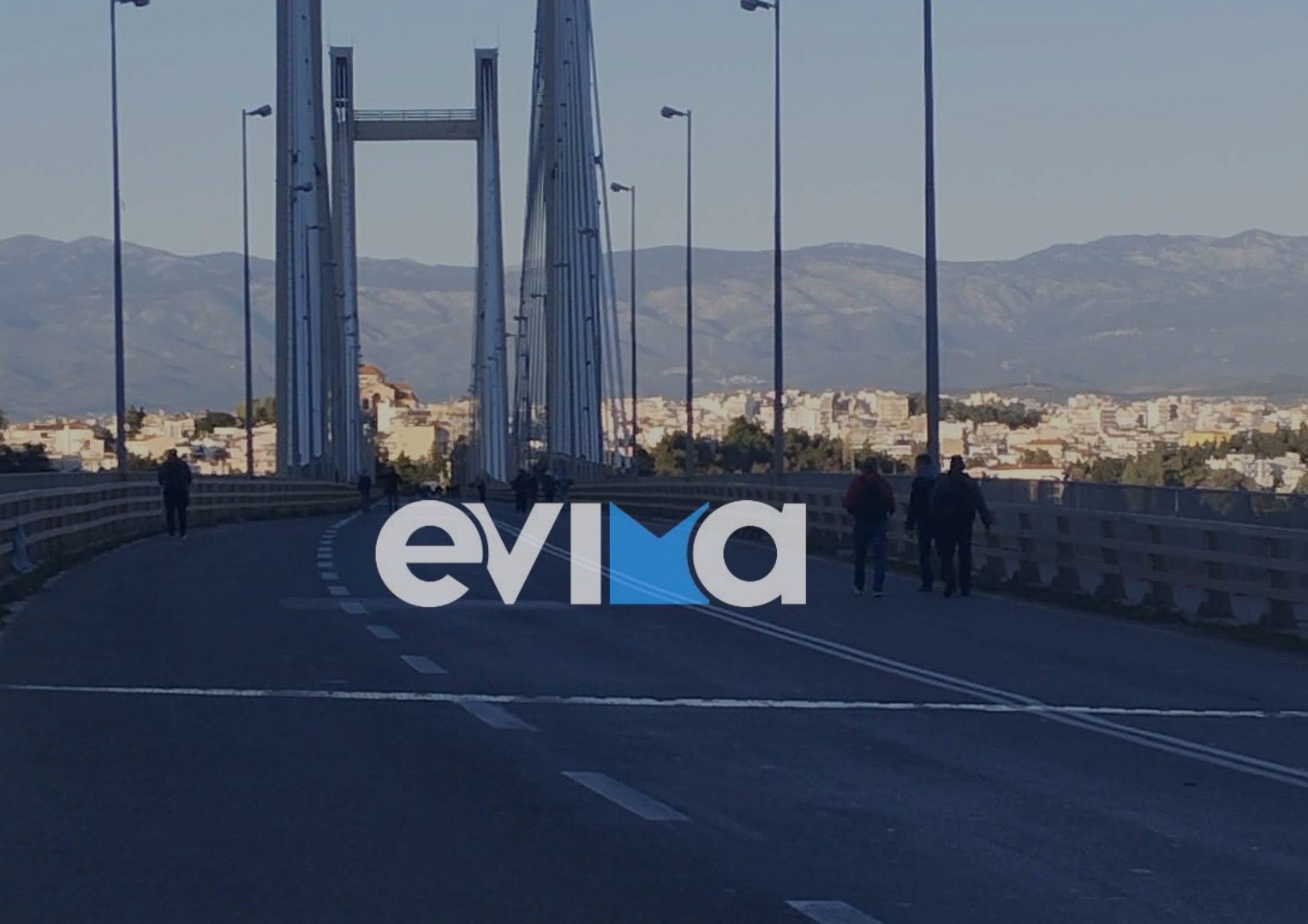 Χάος στη Χαλκίδα: Οδηγοί πάνω στην υψηλή γέφυρα, εγκατέλειψαν τα οχήματά τους (pics)