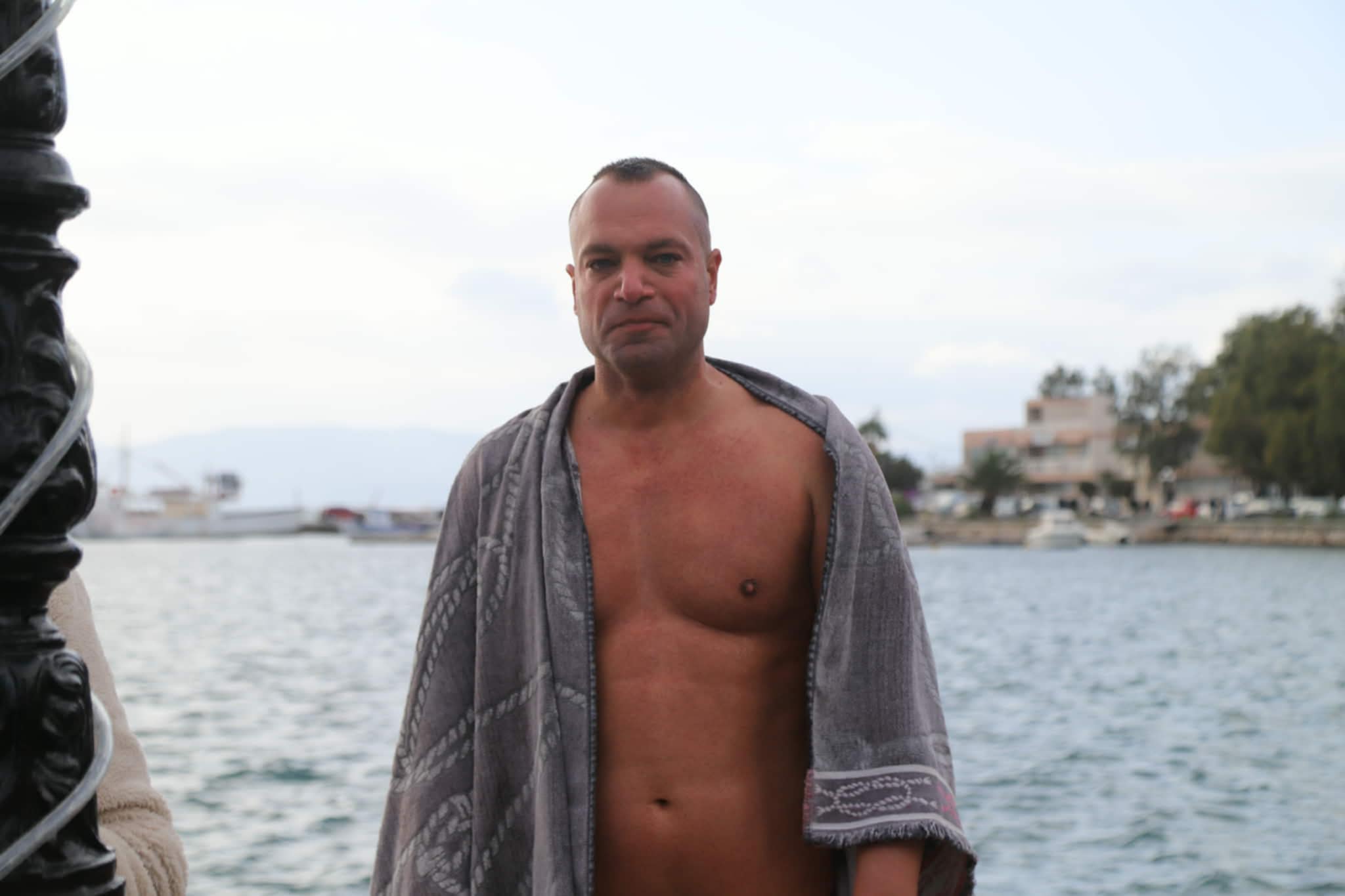 Πατέρας και γιος βούτηξαν για τον Τίμιο Σταυρό στην Εύβοια! Όμορφες εικόνες