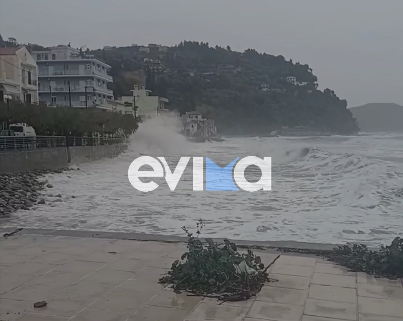 Κακοκαιρία: Αυτή η παραλία της Εύβοιας θυμίζει Χαβάη σήμερα (βίντεο)