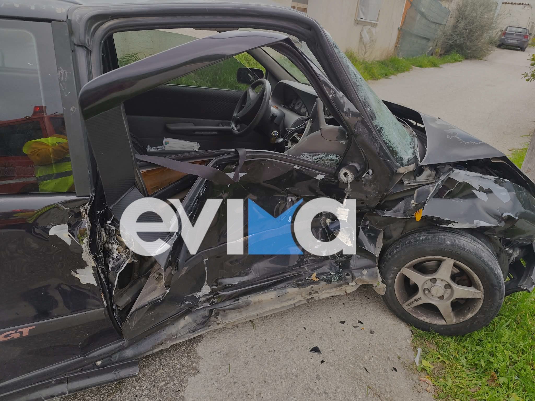 Σοβαρό τροχαίο στην Εύβοια: Στο νοσοκομείο ηλικιωμένη που απεγκλωβίστηκε