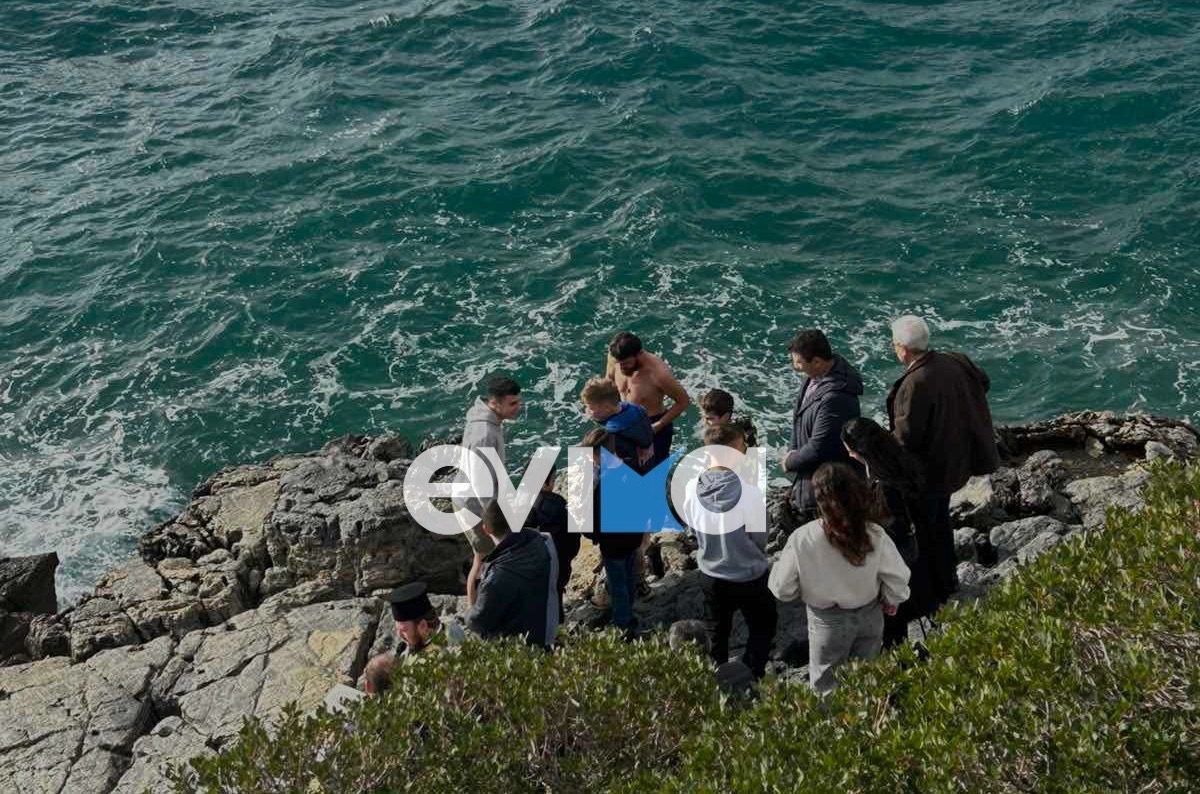 Θεοφάνεια στην Εύβοια: 17χρονος βούτηξε από τα βράχια και έπιασε τον Τίμιο Σταυρό (βίντεο)