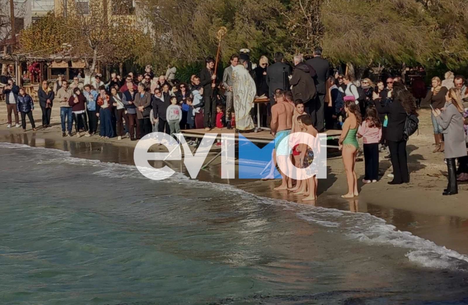 Θεοφάνεια στην Εύβοια: Έριξαν το Σταυρό και ήπιαν και τσιπουράκι!