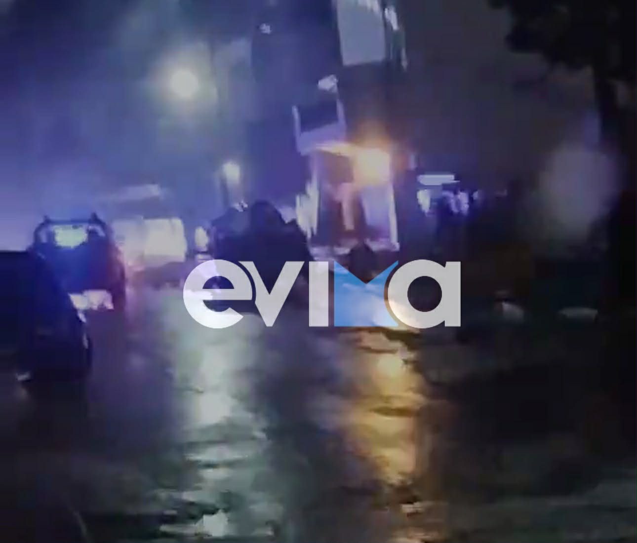 Κακοκαιρία στην Εύβοια: Αυτοκίνητα έπεσαν σε χαντάκι που υποχώρησε από τη βροχή (βίντεο)