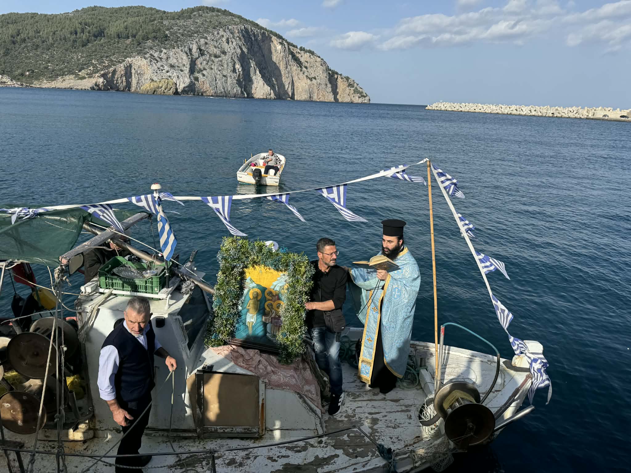 Θεοφάνεια στην Εύβοια: Συγκίνηση με την ιερή εικόνα πάνω σε καΐκι