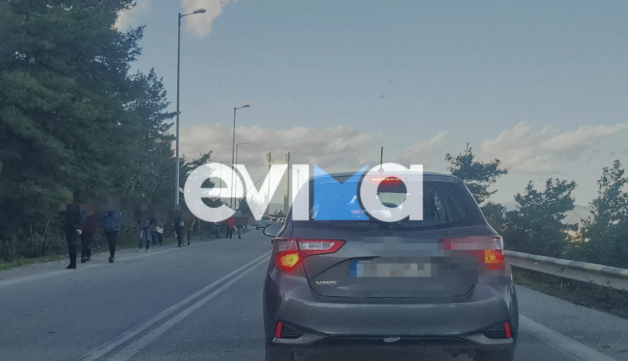 Χαλκίδα σε Ακινησία: Οδηγοί Εγκαταλείπουν τα Αυτοκίνητά τους κάτω από την Υψηλή Γέφυρα (pics)