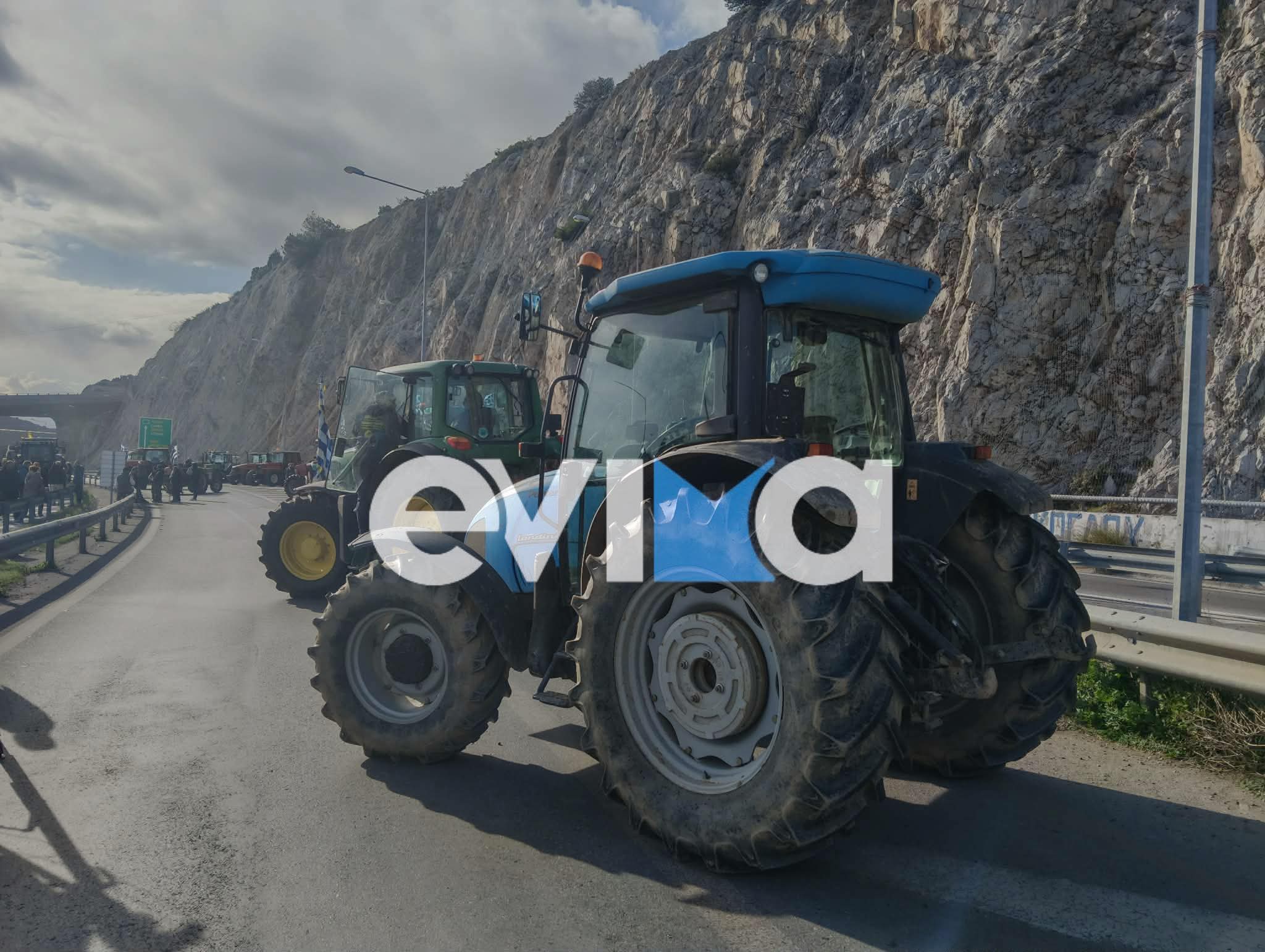 Ολικό lockdown από σήμερα στην Εύβοια: Οι αγρότες έκλεισαν για 48ωρες τους δρόμους