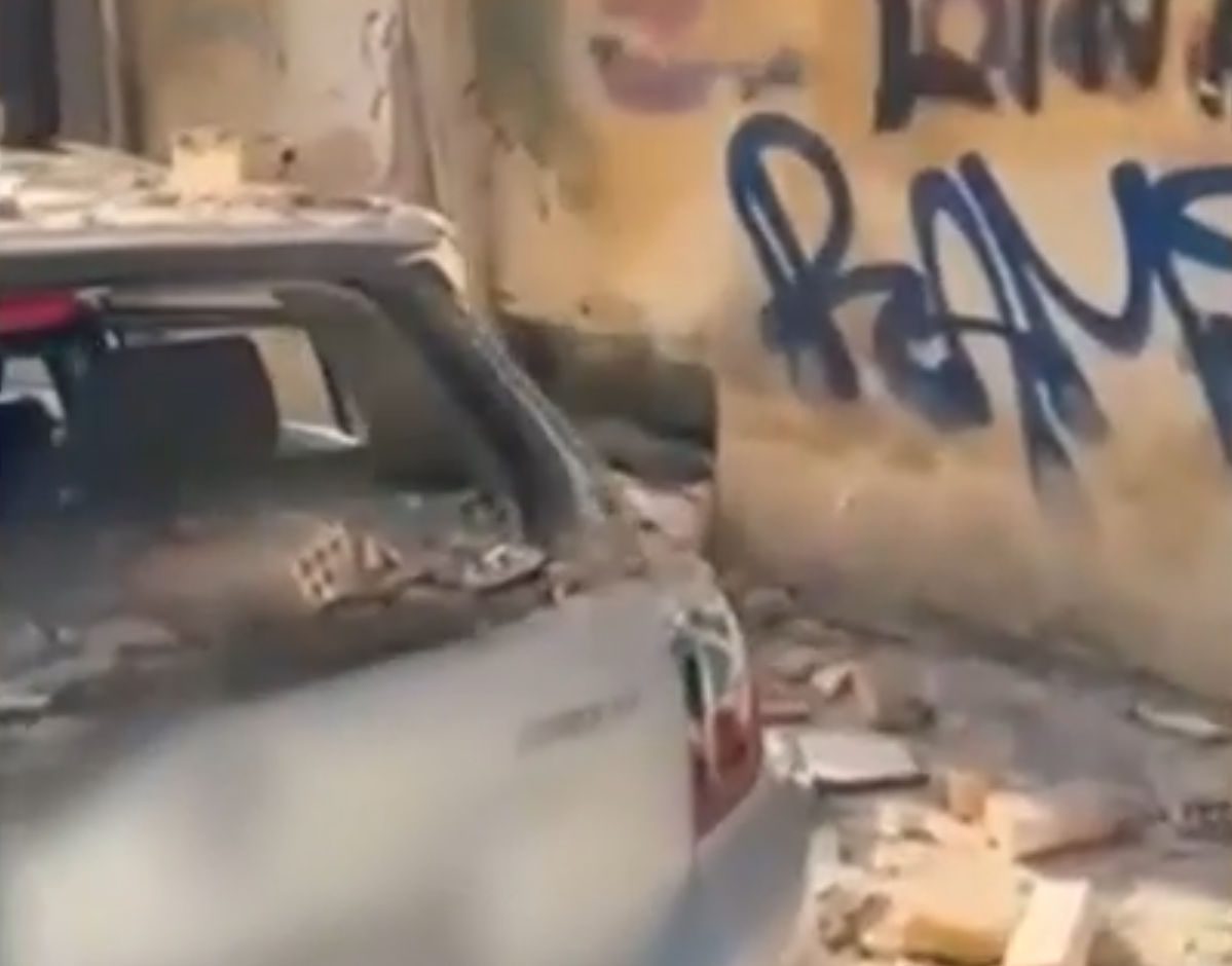 Μπαλκόνι πολυκατοικίας έπεσε πάνω σε όχημα και το διέλυσε (βίντεο)