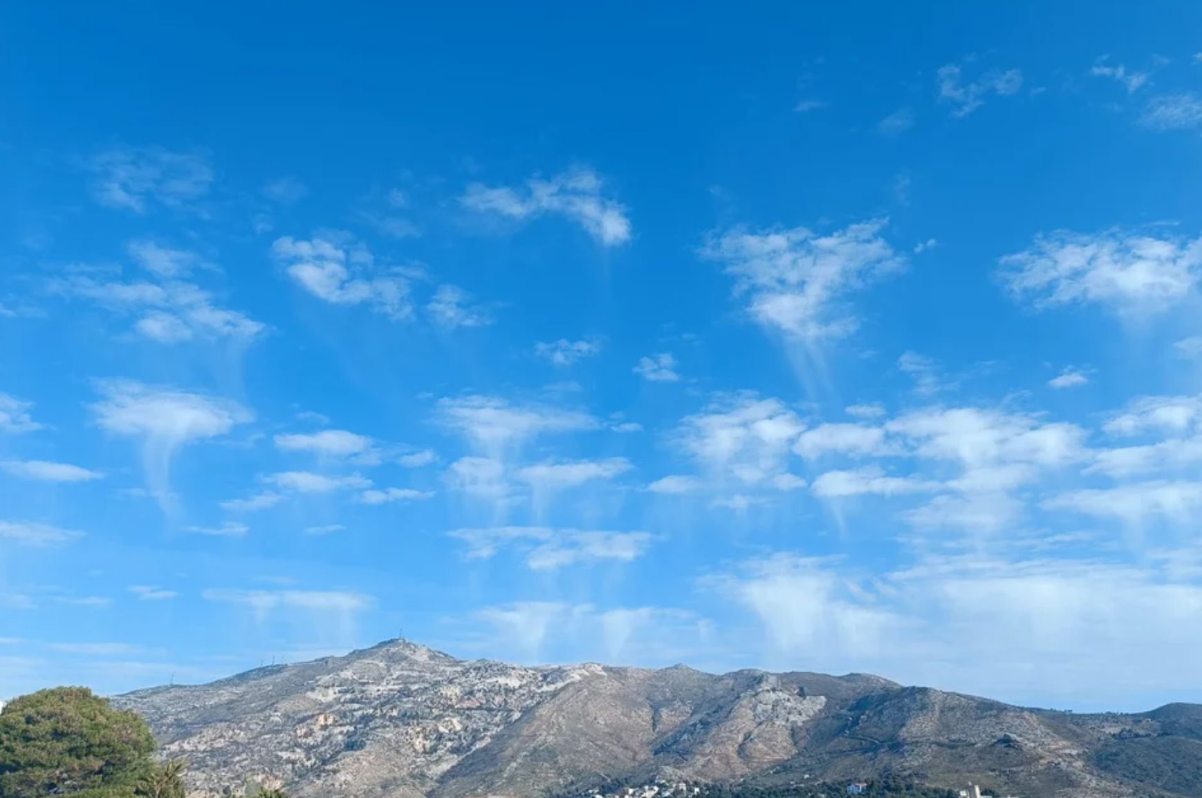 Νέφη virga: Ένα σπάνιο καιρικό φαινόμενο πάνω από την Αττική