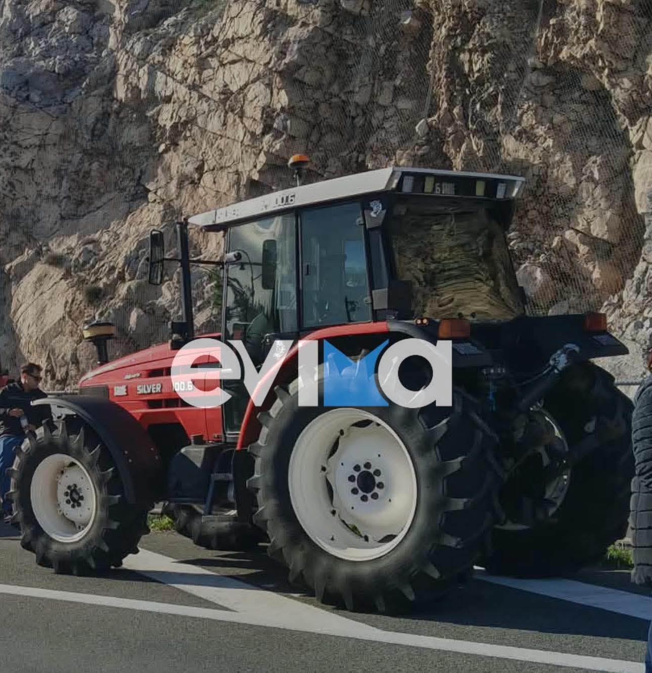 Λευκός καπνός στην Εύβοια: Ανοίγουν την υψηλή γέφυρα οι αγρότες