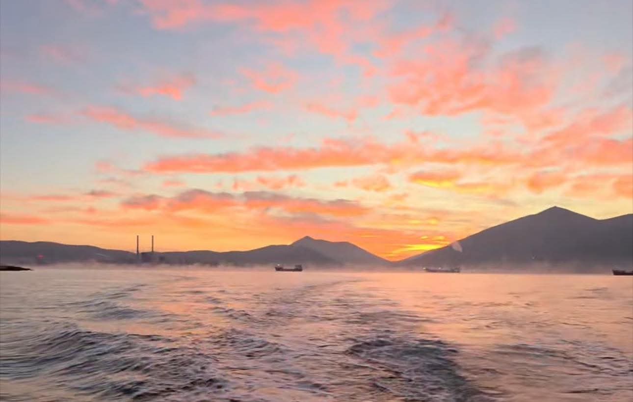 Μαγικό πρωινό στην Εύβοια: Ροζ και πορτοκαλί ουρανός και η θάλασσα που αχνίζει- Υπέροχες εικόνες