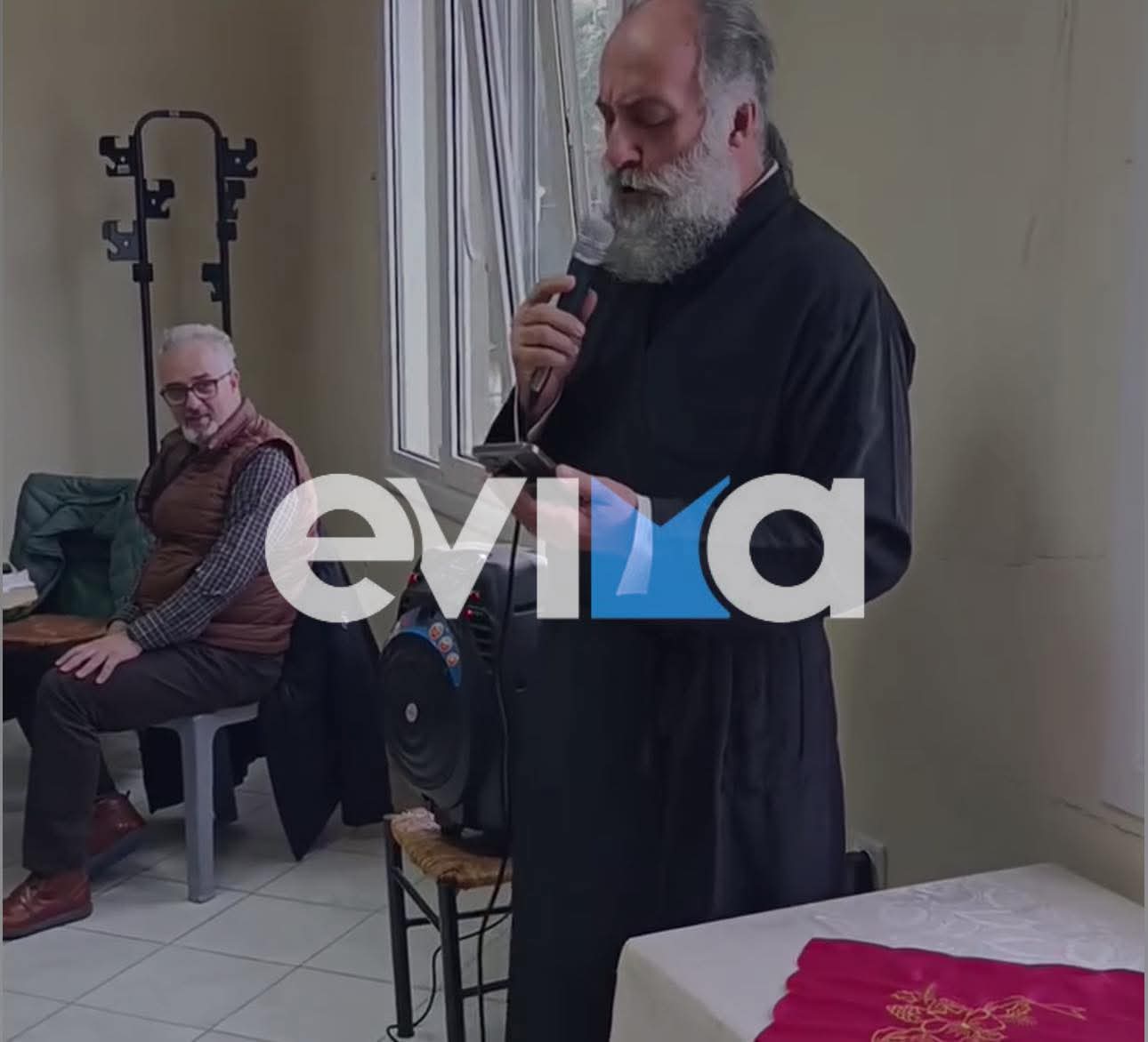 Ιερέας στην Εύβοια ευλόγησε τη βασιλόπιτα και…. έπιασε το μικρόφωνο (βίντεο)