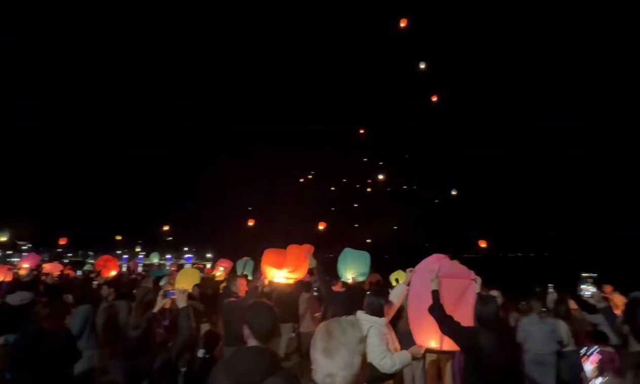 «Έλαμψε» όλη η Εύβοια από τα φαναράκια των ευχών – Νέο βίντεο