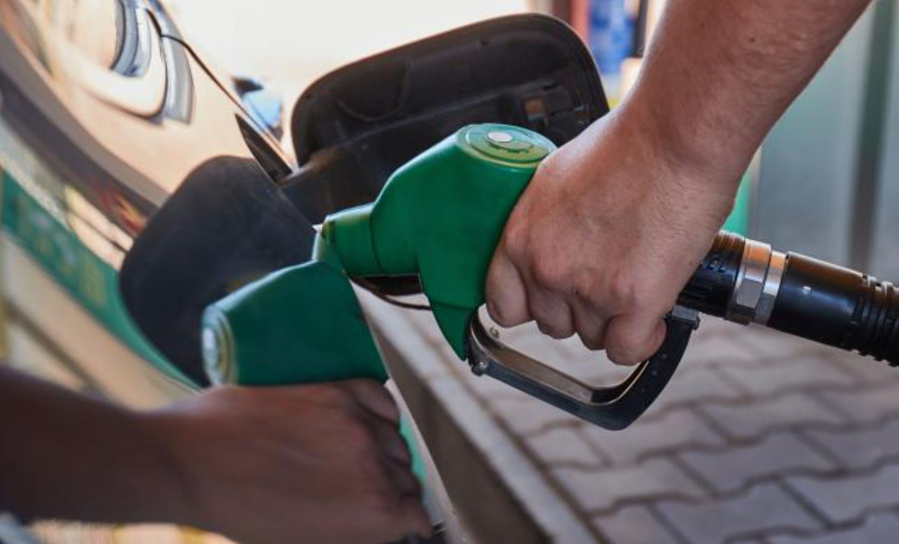 Πώς θα καταλάβετε τη νοθευμένη βενζίνη – Τα σημάδια για να μην καταστρέψετε τον κινητήρα του ΙΧ σας