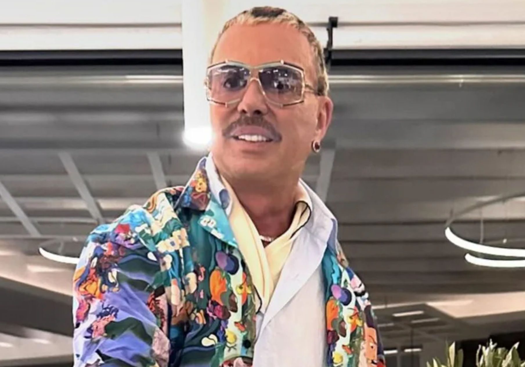 Ο Λάκης Γαβαλάς θα ξεκινήσει να… σχεδιάζει ταφόπλακες